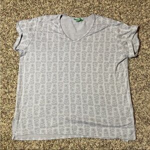 Dip Women’s T-shirt Size Large Gray V-Neck Flower Roll Tab Short Sleeves Floral